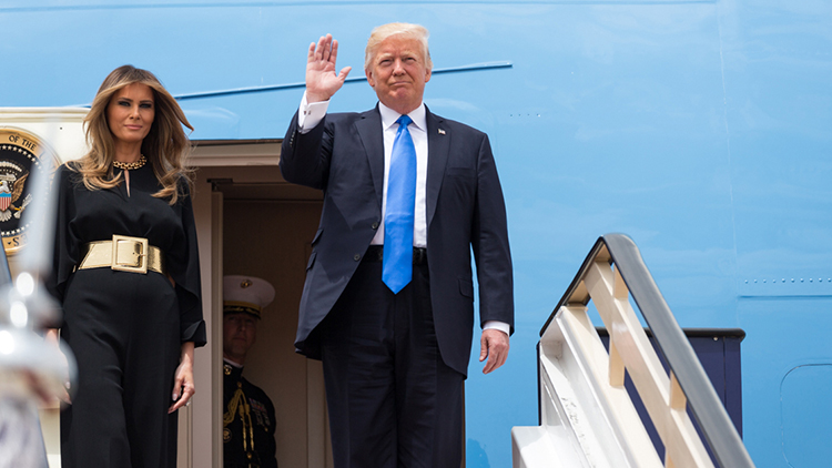 Trump waving from plane