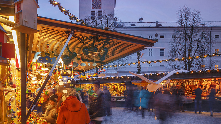 Blurred motion, evening view of people shopping at the Christmas Market in the Residenzplatz (Cathedral Square) with the Neue Residenz in the background, Old Town, Salzburg, Salzburg, Austria