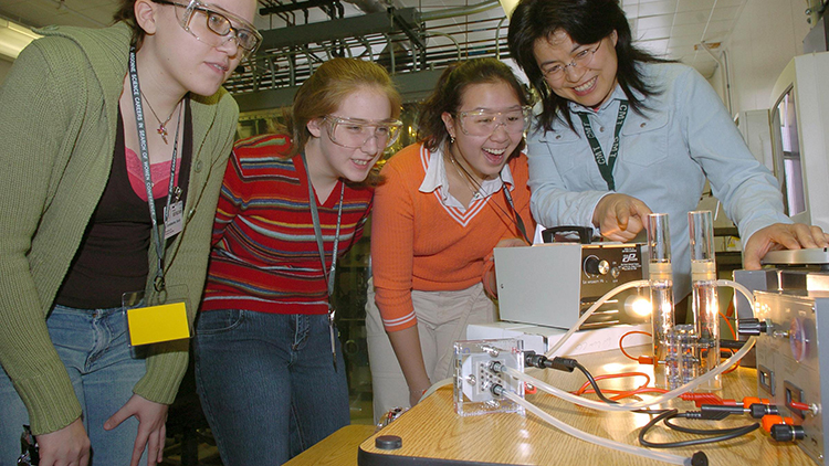 Argonne National Laboratory researcher talks with students about fuel cell development at the 2005 Science Careers in Search of Women Conference. Taken on March 10, 2005