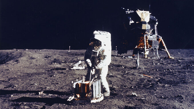 El astronauta Aldrin es fotografiado por el astronauta Armstrong en la Luna durante el Apolo 11