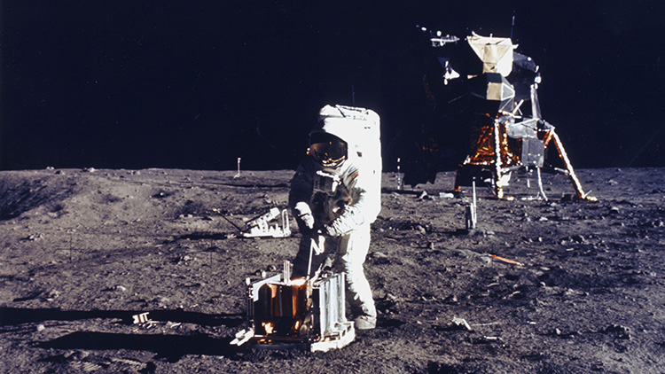 El astronauta Aldrin es fotografiado por el astronauta Armstrong en la Luna durante el Apolo 11